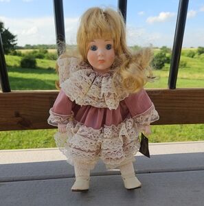 MUSICAL Seymour Mann Porcelain Doll 1987 "It's a Small World" Wind Up music box